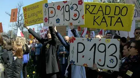 Nauczyciele przed MEN: jesteśmy zintegrowani zmotywowani i nie poddamy się dopóki coś się nie zmieni