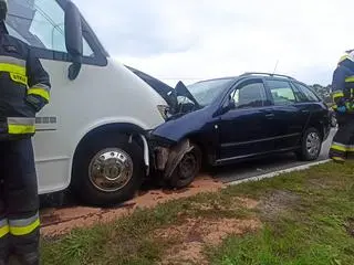 Bus wiózł dzieci na wycieczkę. W pojazd uderzyło inne auto