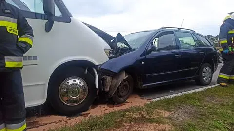 Bus wiózł dzieci na wycieczkę. W pojazd uderzyło inne auto