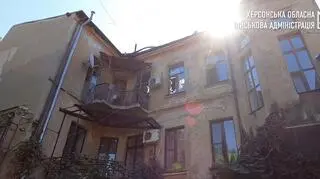 Ostrzelany budynek w Chersoniu 