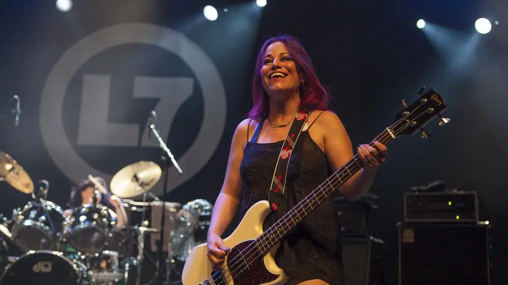 Jennifer Finch na scenie. Koncert zespołu L7, 2016 rok