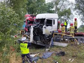Czołowe zderzenie dwóch ciężarówek na drodze krajowej. Nie żyje 52-letni mężczyzna