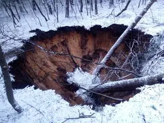 Nowe zapadlisko powstało przy cmentarzu w Trzebini