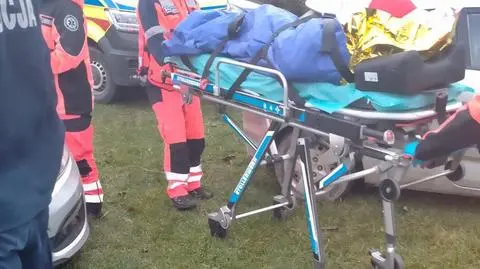 Mieszkał w aucie, miał odleżyny i nie mógł się ruszyć. 66-latkowi pomogli policjanci