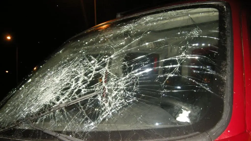 Auto uszkodzone przez piaskarkę
