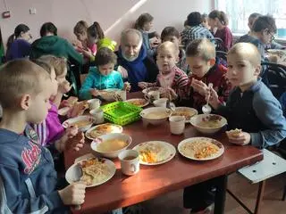 Dyrektor sierocińca w okolicach Chersonia Władimir Sahaidak z podopiecznymi