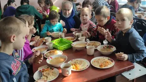 Dyrektor sierocińca w Stepaniwce Władimir Sahaidak z podopiecznymi