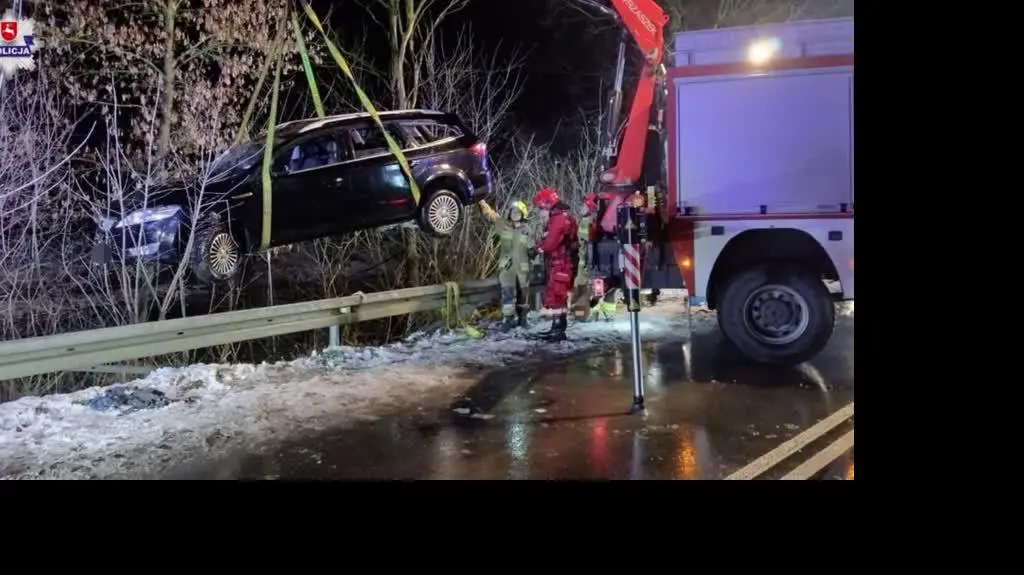 Wjechał autem do rzeki 
