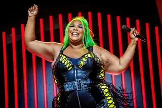 Lizzo podczas występu w Rotterdamie w lipcu 2023 roku