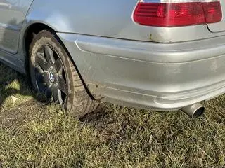 Auto zakopało się w błocie