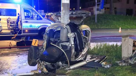 "Ominął radiowóz i rozpędził się do 200 kilometrów na godzinę". Uderzył w słup, 18-latek nie żyje