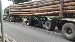 Auto znalazło się pod ładunkiem drewna