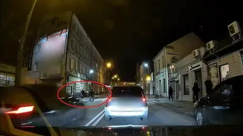 Kierowca bmw wyprzedzał na przejściu i prawie potrącił pieszych