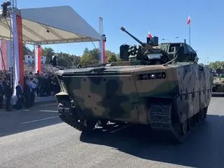 Nowy pływający bojowy wóz piechoty Borsuk na defiladzie w Warszawie