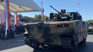 Nowy pływający bojowy wóz piechoty Borsuk na defiladzie w Warszawie