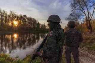 Żołnierze na patrolu. Fotografia ilustracyjna