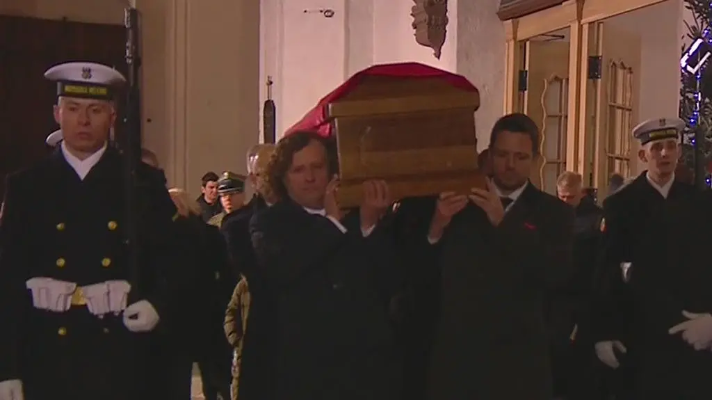 Trumnę wnieśli prezydenci miast