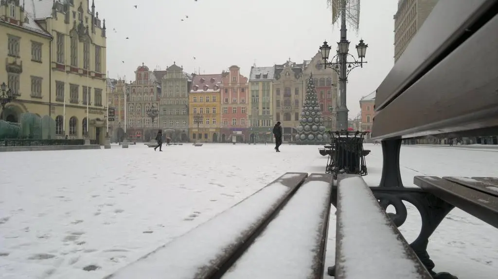 Biała kołdra przykryła wrocławski Rynek