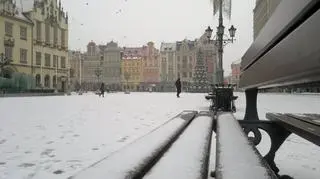 Biała kołdra przykryła wrocławski Rynek