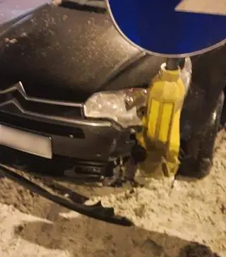 Auto miało znak drogowy wbity w reflektor 