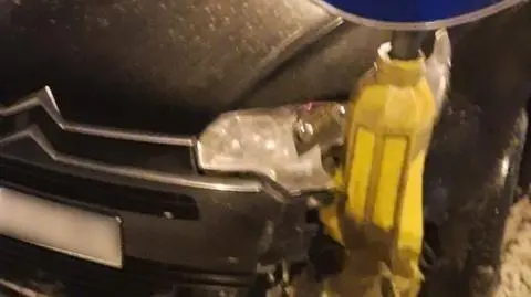 Auto miało znak drogowy wbity w reflektor 