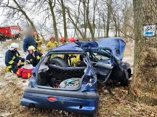 Wypadek pod Brzezinami. Nie żyje 33-letni kierowca