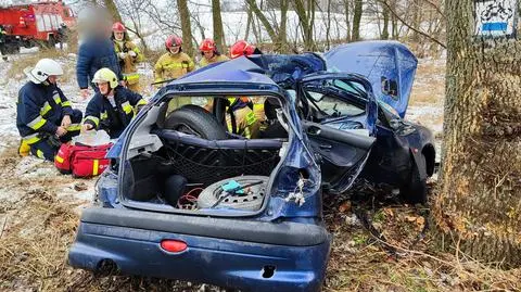 Wypadek pod Brzezinami. Nie żyje 33-letni kierowca