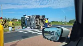 Lipnica. Ciężarówko przewróciła się na rondzie