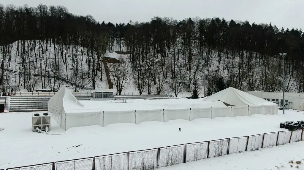 Zawalił się namiot nad lodowiskiem