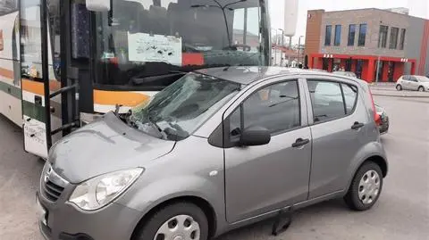Samochód osobowy zderzył się z autobusem