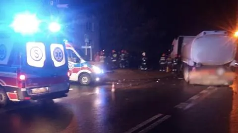 Uderzyli w cysternę, wylądowali na płocie. Pięcioro nastolatków rannych