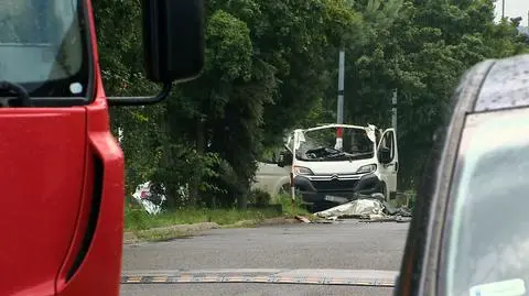 Trwa schładzanie wraku auta z butlami z gazem w Częstochowie