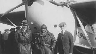 Pilot i dwaj mężczyźni przed samolotem wyprodukowanym w Paryżu (1927 r