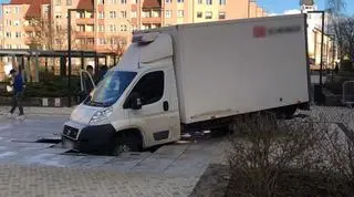 Auto wjechało na fontannę