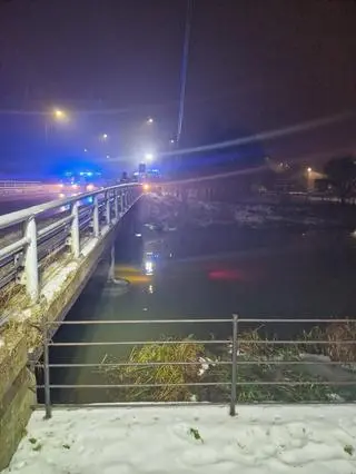 Kierowca wydostał się na brzeg 