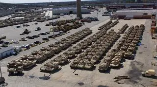 Amerykańskie pojazdy opancerzone czekają na załadunek w porcie w drodze na ćwiczenia DEFENDER-Europe 20