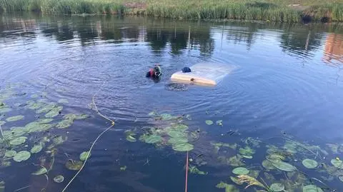 Samochód w Kanale Bydgoskim. Wiedzą już, do kogo należy; ustalają, jak znalazł się w wodzie