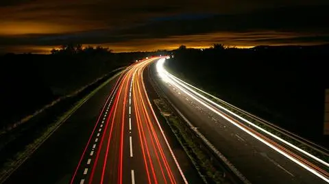 Mężczyźni pchali auto po zmroku