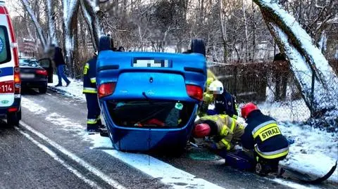 Dachowanie na śliskiej drodze. Kierująca nie dostosowała prędkości do warunków