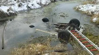 Kobieta wpadła w poślizg i wjechała rzeki