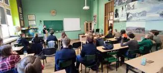 Aktualnie czytasz: Вони хочуть зробити так, щоб біженці відчували себе краще в школі. Учні ліцею попросили уроків української мови