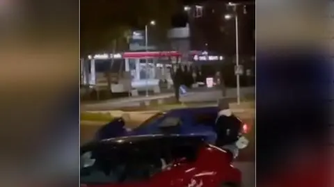 Złodziejka przewiozła na masce auta ochroniarza