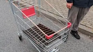 Lipno. Ukradli kratkę ściekową, a po drodze dobrali wózek sklepowy