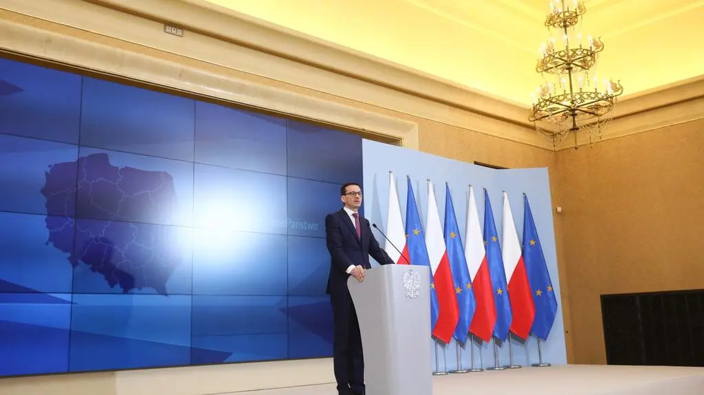 Morawiecki zapowiada m.in. zmniejszenie lub likwidację kart kredytowych