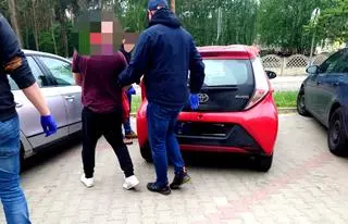 Podszywał się pod inną osobę i próbował wyłudzać kredyty. 46 zarzutów dla 28-latka