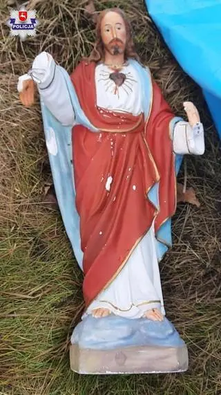 Figurka leżała pod plandeką za budynkiem gospodarczym 