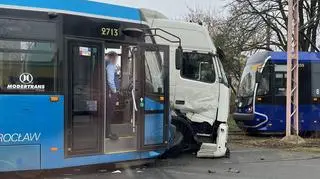 Ciężarówka wjechała na tory i zderzyła się z tramwajem