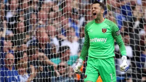 Fabiański obronił rzut karny z Chelsea. Liverpool pozostaje w grze o tytuł