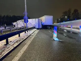 Ciężarówka przewróciła się na DTŚ w Katowicach. Utrudnienia