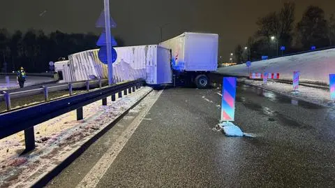 Ciężarówka przewróciła się na DTŚ w Katowicach. Utrudnienia